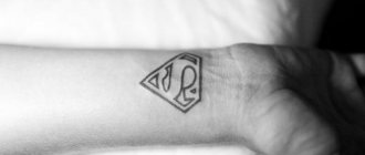 tatouage de signe de super-héros