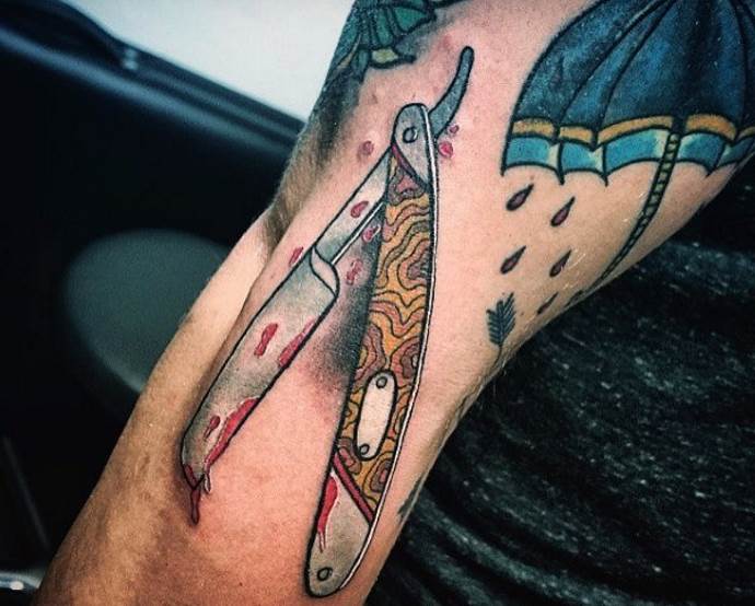tatouage parapluie et rasoir sur le bras