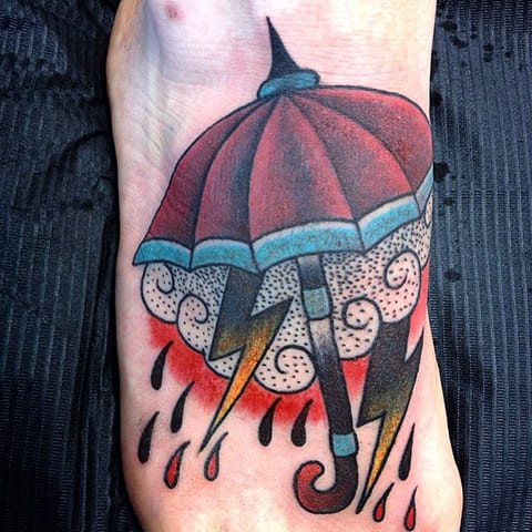 Tatouage de parapluie et d'éclair