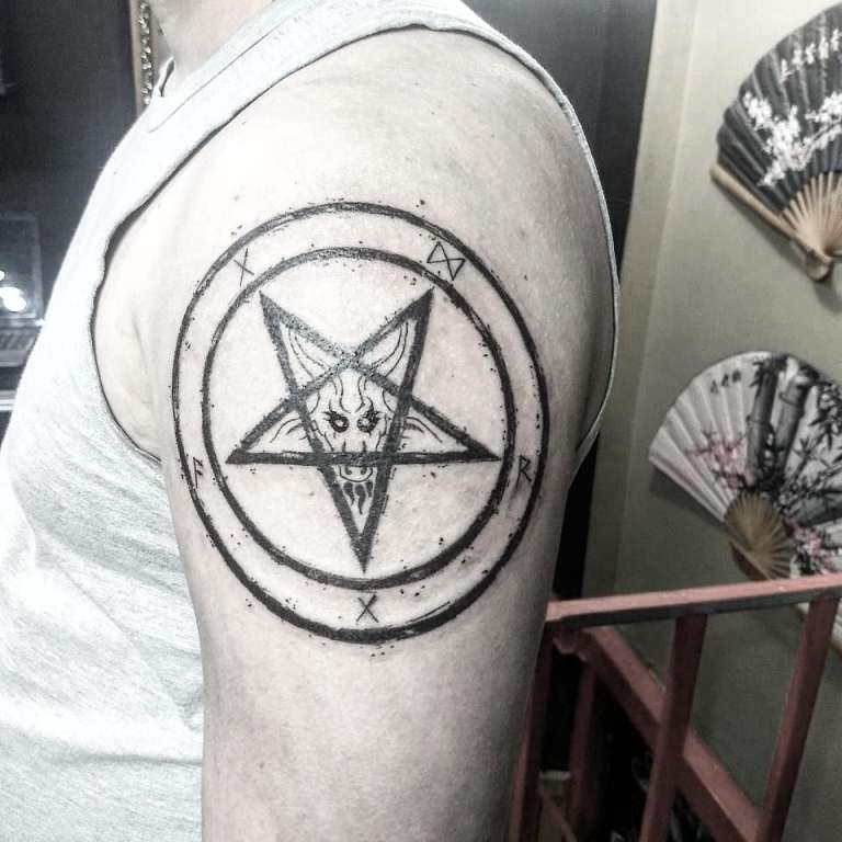 étoile tatouée sur la main