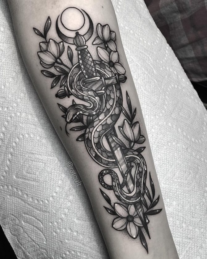 Tatouage de poignard et de serpent sur le bras d'une femme