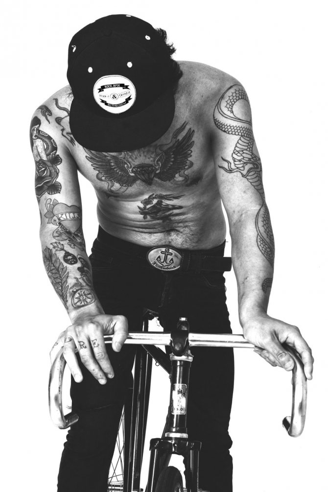 Homme tatoué sur un vélo