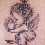 Tatouage d'un ange gardien sur son bras