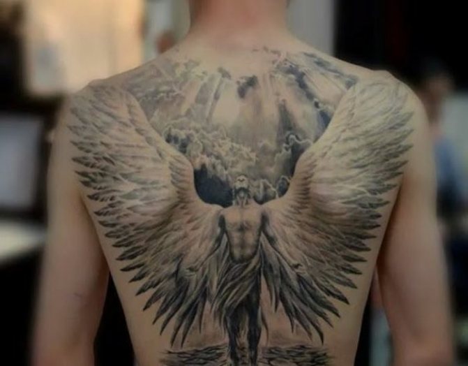 Tatouage d'un archange sur le dos d'un homme