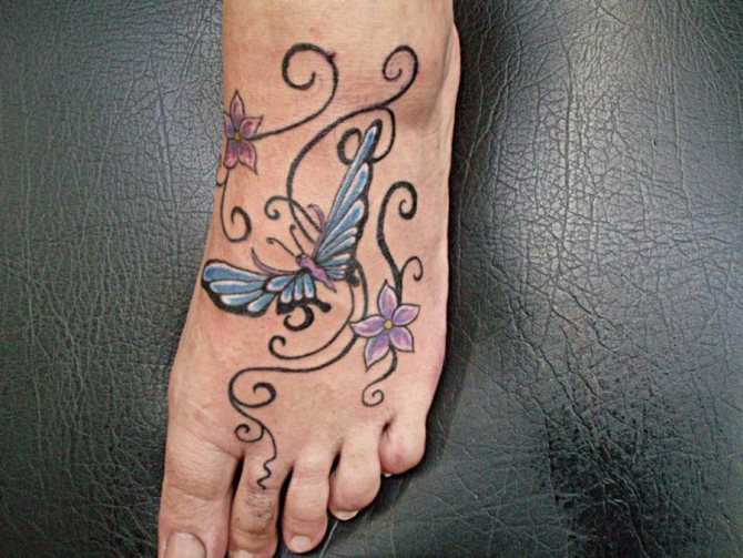 Tatouage de papillon sur le pied