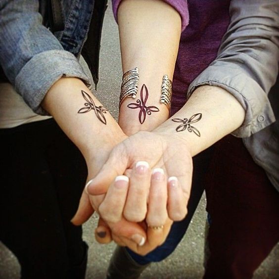 tatouage de la croix d'infini