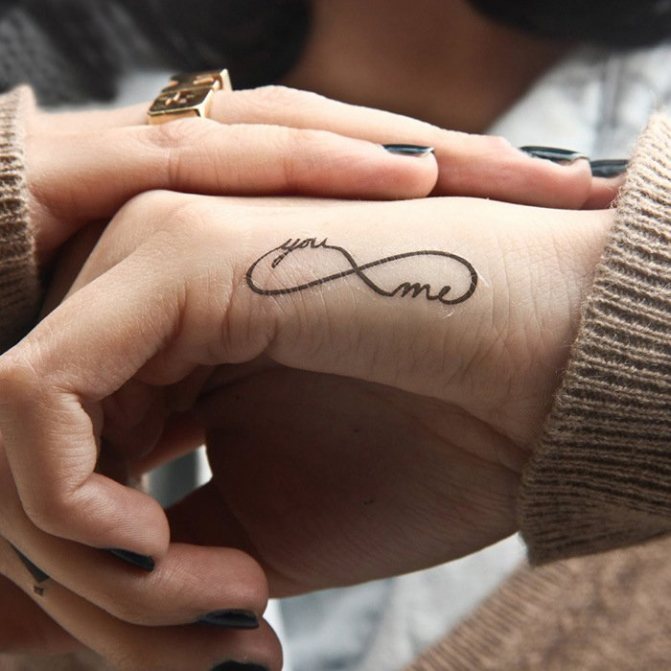 Tatouage de l'infini sur la main