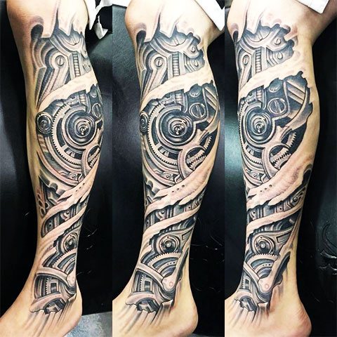 Tatouage de biomécanique sur la jambe