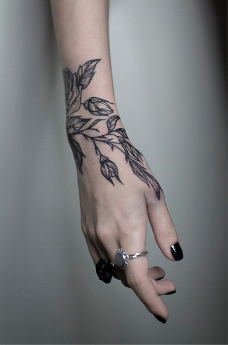 Tatouage de bracelet sur le bras pour les filles. Tatouage au-dessus du coude, signification, fleurs, photo