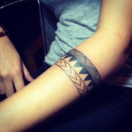 Bracelet de tatouage à la main pour les filles. Signification du tatouage, fleur, photo