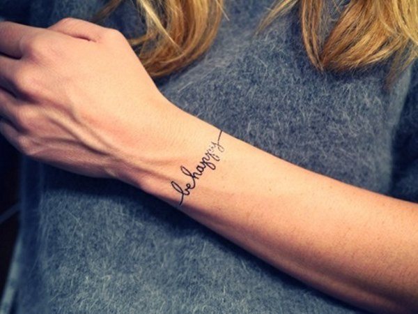 Bracelet de tatouage à la main pour les filles. Signification du tatouage, fleur, photo