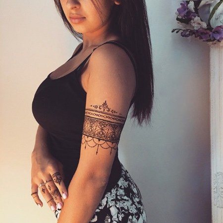 Tatouage de bracelet sur le bras pour les filles. Tatouage au-dessus du coude : signification, couleurs, image