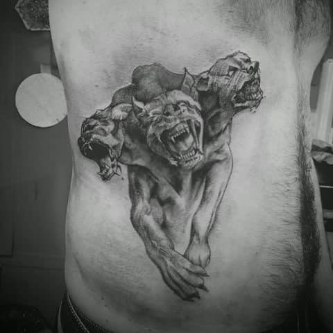 Tatouage de Cerberus sur le côté masculin