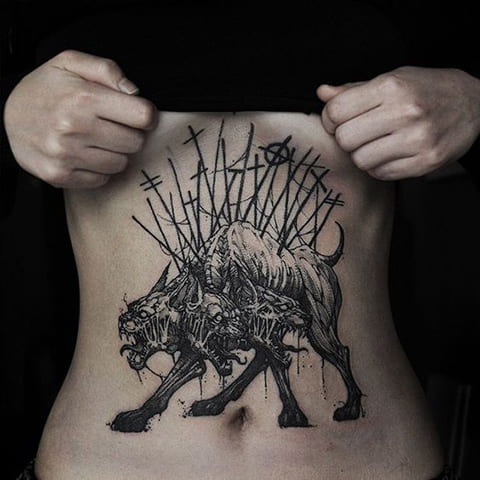 Tatouage de Cerberus sur le ventre
