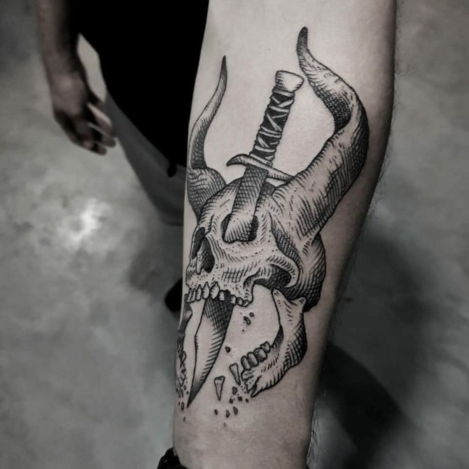 Tatouage de crâne de démon Poignard poignardé crâne