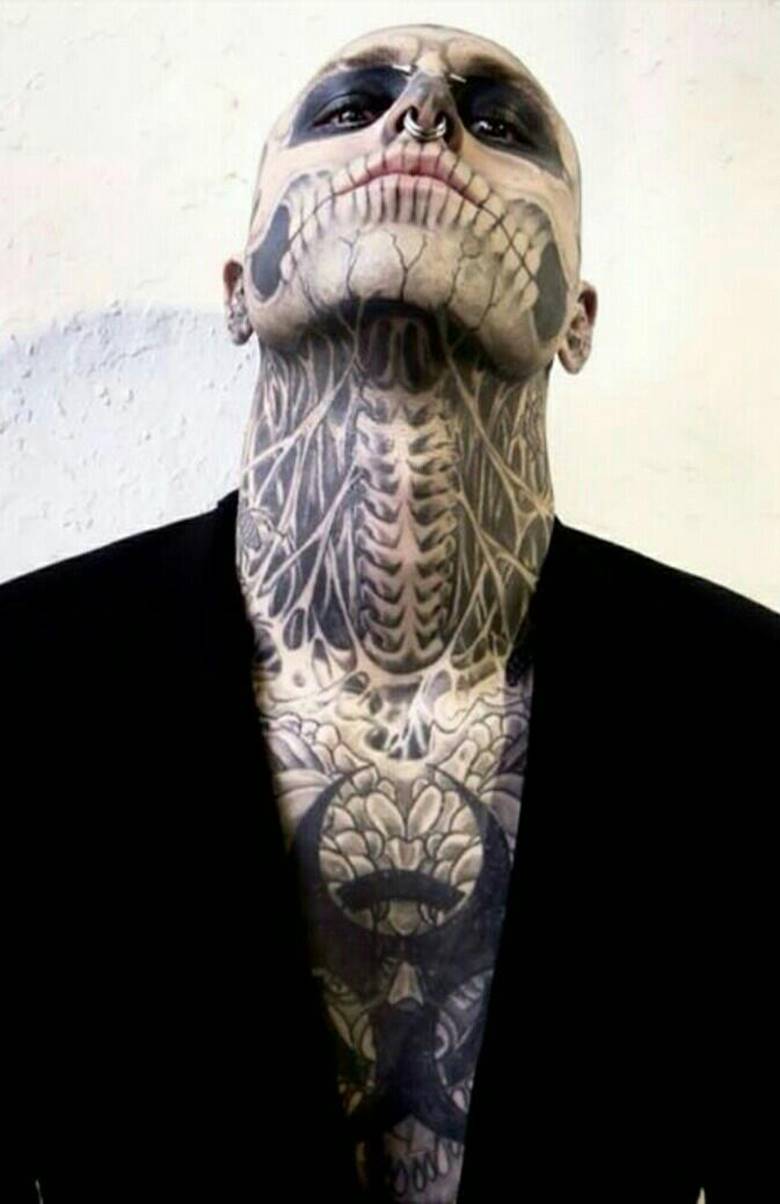 Tatouage de crâne sur le visage, le cou et la poitrine