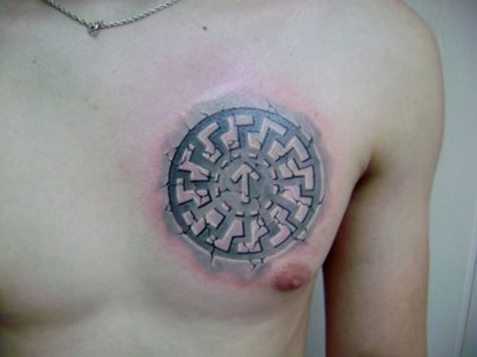 Tatouage - soleil noir sur la poitrine d'un homme