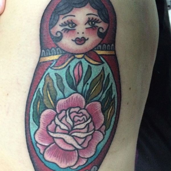 Tatouage d'une poupée matryoshka colorée