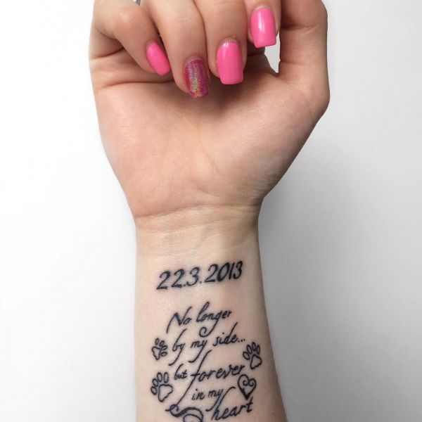 Tatouage et inscription de la date sur le poignet