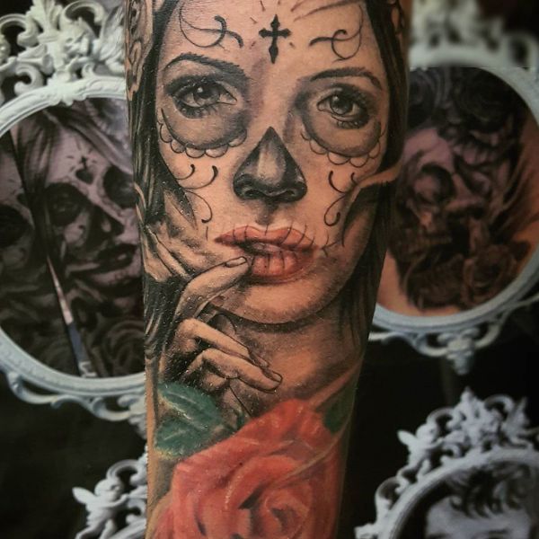 Tatouage de fille de style mexicain sur le bras