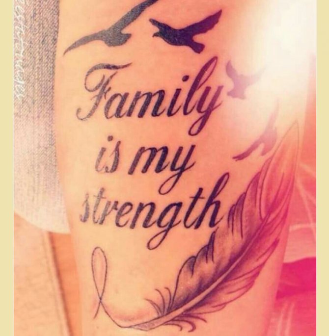 Tatouage pour fille : la famille est ma force