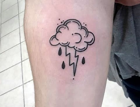Tatouage d'un nuage de pluie et d'un éclair