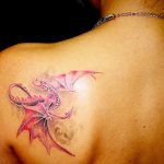 Tatouage d'un dragon. Image, signification, croquis pour filles, hommes. Photo