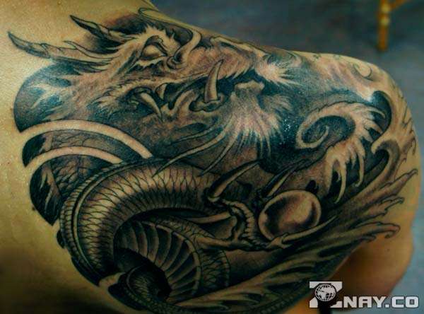 Tatouer un dragon sur le dos d'un homme