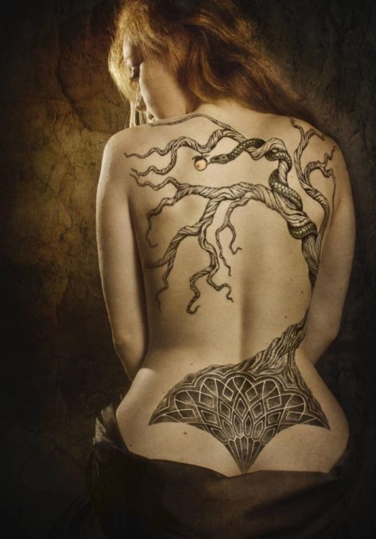 Tatouage de bois ancien sur le dos