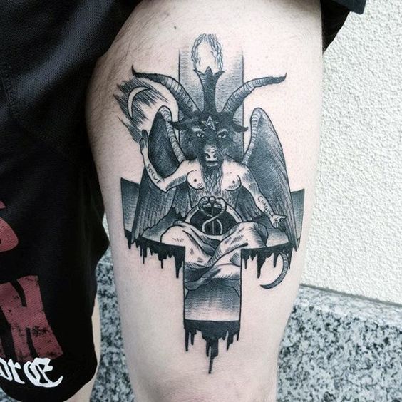 Tatouage d'un diable et d'une croix inversée