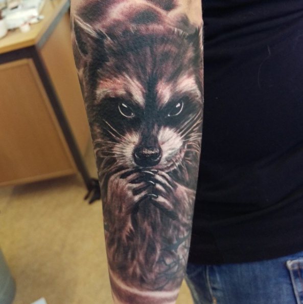 Tatouer un raton laveur sur l'épaule - une autre option