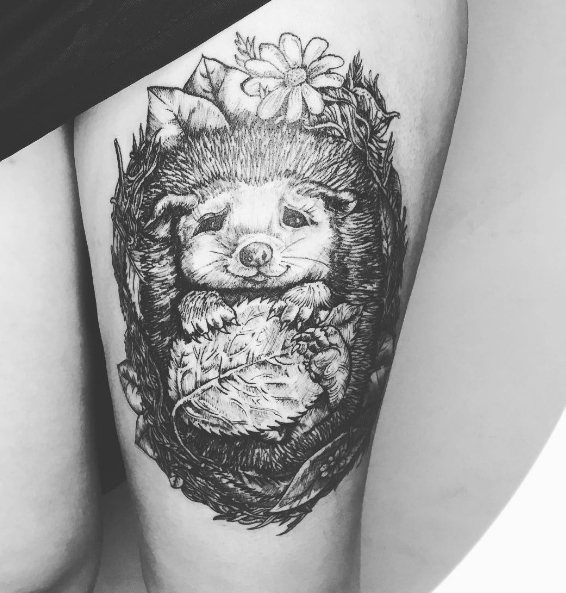 Tatouage d'un hérisson sur la jambe d'une fille