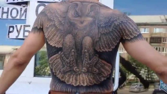 Tatouage masculin sur tout le dos