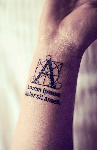 Phrase de tatouage sur le latin