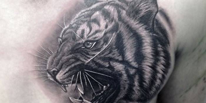 Tatouage d'une tête de tigre