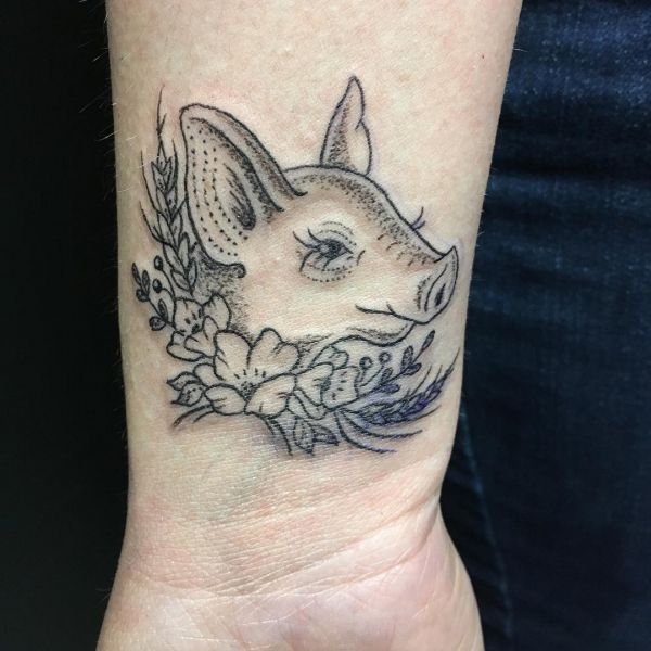 Tatouage de tête de cochon en contour sur le poignet