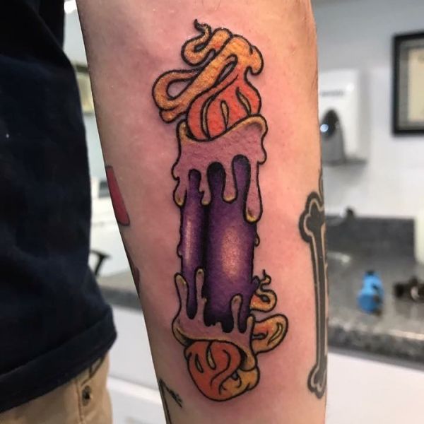 Bougie allumée Tatouage à l'ancienne