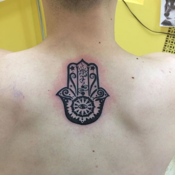Tatouage d'une peau de mouton sur le dos d'une fille