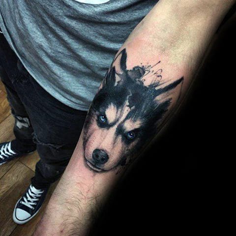 Tatouage de Husky sur la main