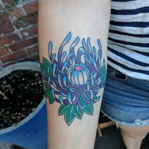 Tatouage de chrysanthème sur le bras