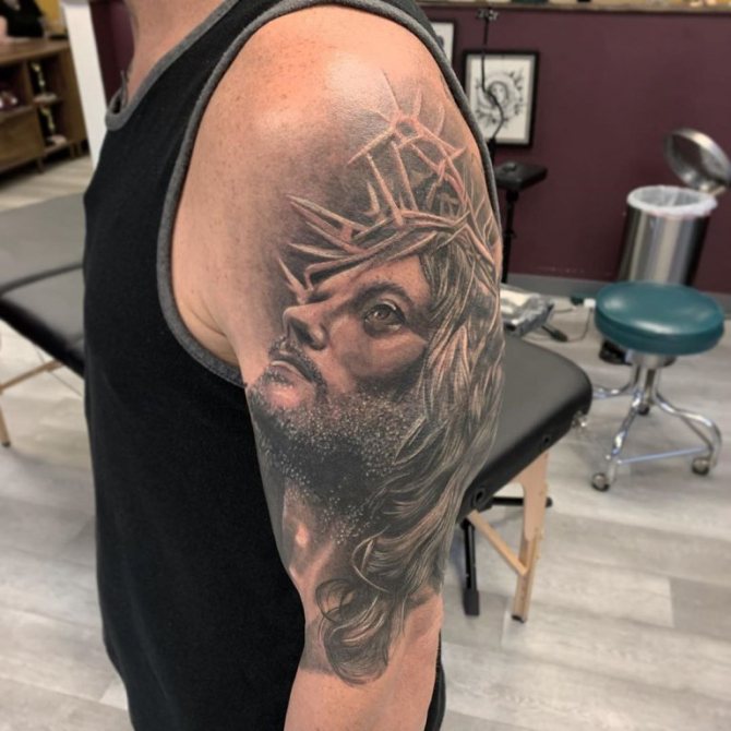 tatouage de jesus christ sur le bras