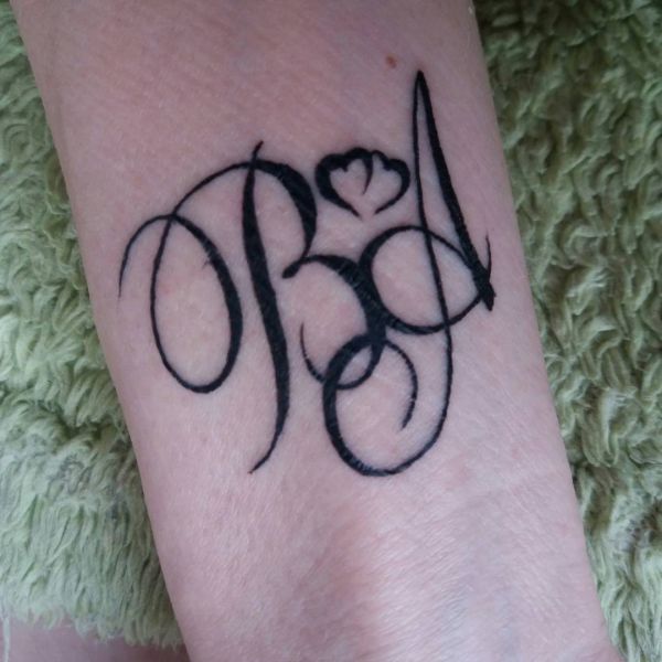 Tatouage des initiales VA