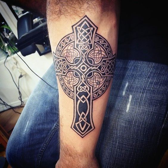 Tatouage d'une croix irlandaise sur le bras