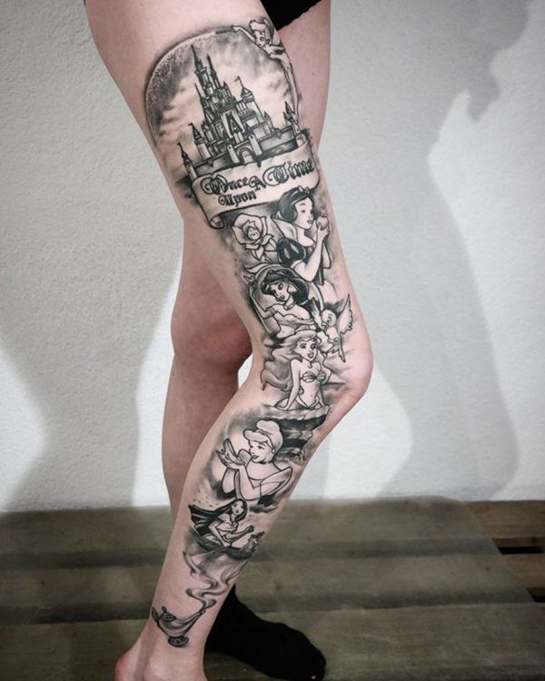 Tatouage en forme de peinture d'une ville et de filles