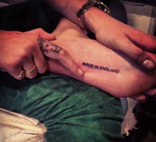 Tatouage de Cara Delevigne