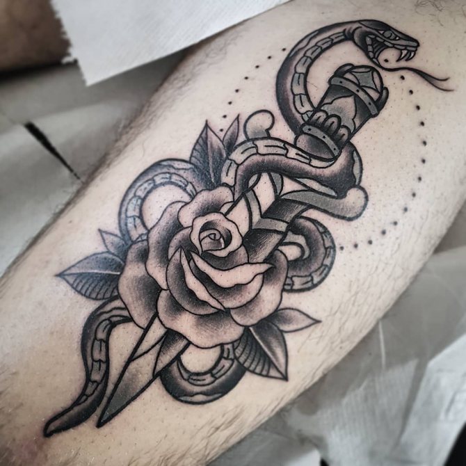 Tatouage d'une rose en forme de poignard et d'un serpent sur sa jambe