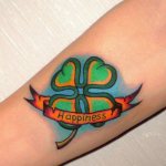 Tatouage d'un trèfle avec étiquette