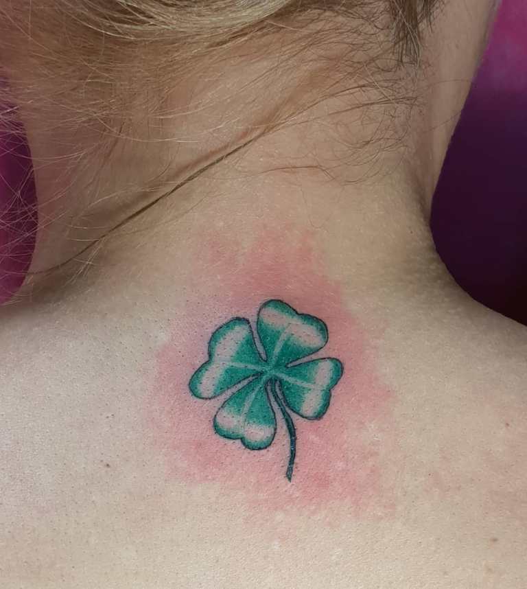 Tatouage d'un trèfle sur une fille