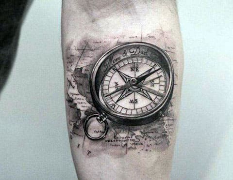 Tatouage de boussole sur l'avant-bras pour les hommes