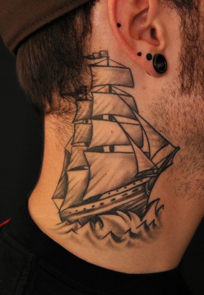 Tatouage d'un bateau sur le cou d'un homme